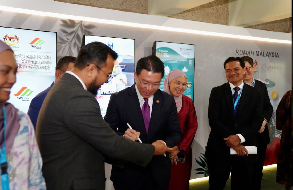 倪可敏（右3）在联合国人居署大会上为马来西亚馆主持揭幕，该馆展示了地方政府发展部在各领域的政策和服务。