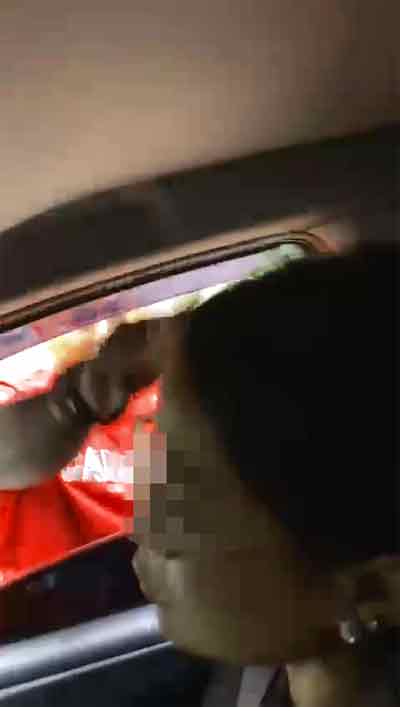 
火爆男司机对女子破口大骂，除了恐吓，还大力地用手掌掴她的头。
