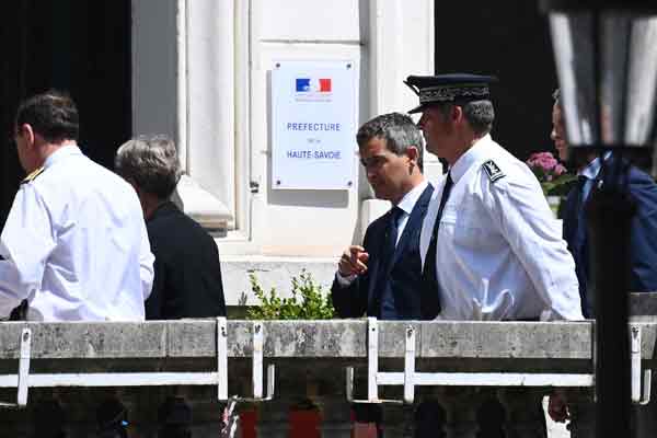 法国内政部长达尔马宁（中）和总理博尔内（左二）奔赴当地了解事态。
