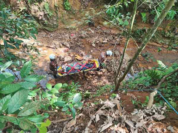 巫裔老人跌入12尺深的沟渠，被受召到场的消拯员救出后送医治疗。

