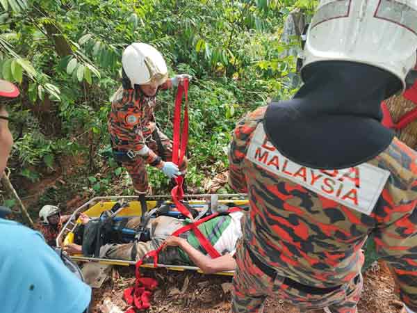 
巫裔老人跌入12尺深的沟渠，被受召到场的消拯员救出后送医治疗。

