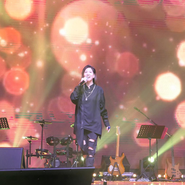 饶燕娟因性骚被逼离开，反遭外界误会她忘恩负义，让她曾痛苦崩溃大哭。