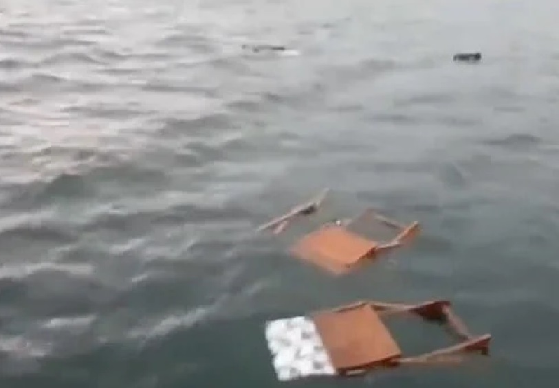 湖面漂浮的沉船物件。