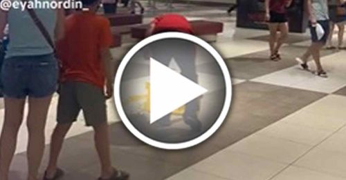 主动清理戏院入口处爆米花 网赞“Abang，你真棒！”