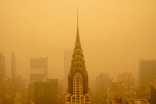 受烟霾影响，纽约克莱斯勒大厦能见度降低。（法新社）
