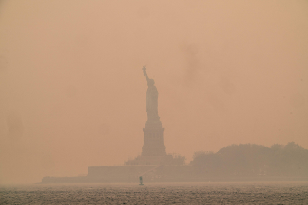 纽约自由女神雕像笼罩在烟霾中。（法新社）