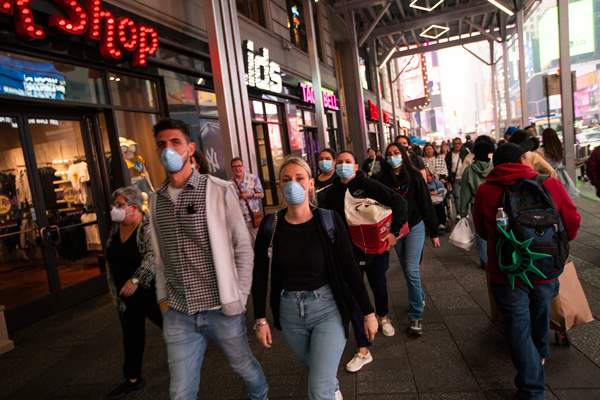 民众周三在纽约时报广场逛街时，纷纷戴上口罩。（法新社）
