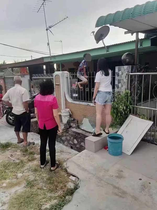 boy hurt 篱笆 屁股