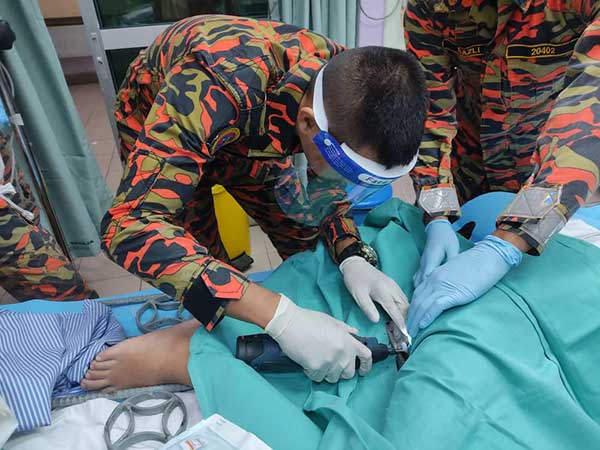 boy hurt 篱笆 屁股