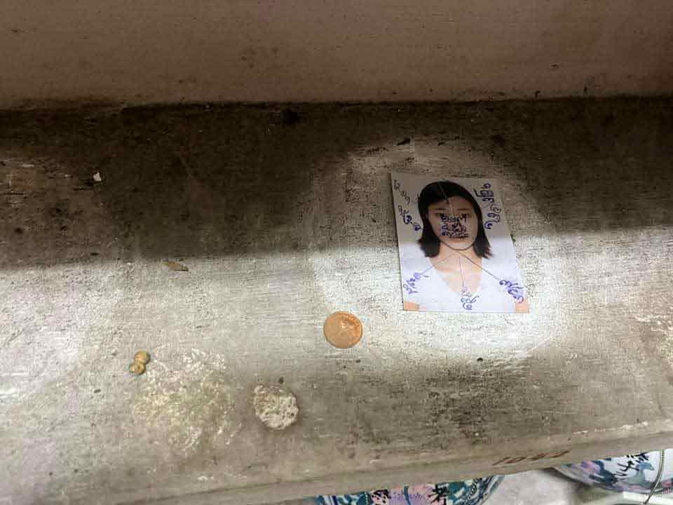 华裔女子外公的骨灰瓮下有一张陌生女子的照片，照片背面写有“梅小姐”及疑似泰文的经文。