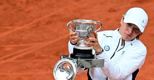 ◤法国网球公开赛◢斯瓦泰克太兴奋 晃到奖杯盖子掉落