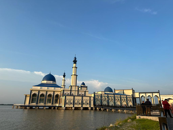 峇眼拿督刚建竣水上清真寺，吸引许多友族游客到访。