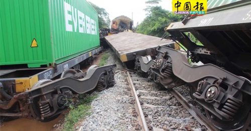 2货运火车相撞  8集装箱脱轨2伤