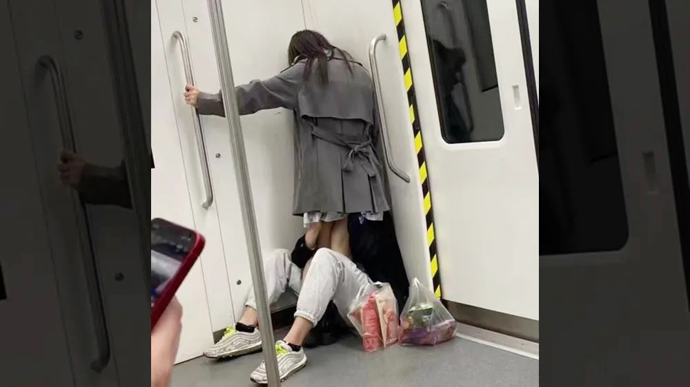 他搭地铁 当众钻她裙里这样做