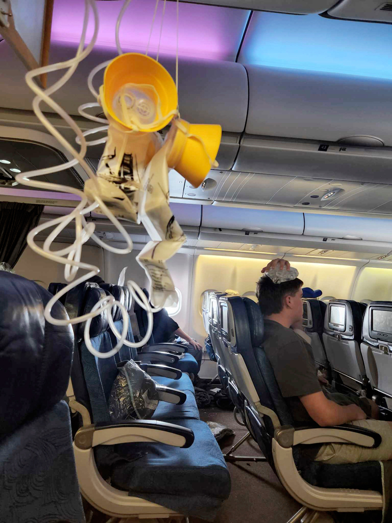 飞机遇到乱流 飞机骤降 乘客撞破天花板！