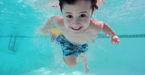 ◤亲子家庭◢ 孩子几岁开始学游泳最好？