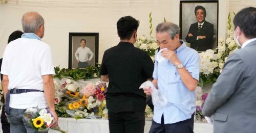 安倍晉三遇刺1周年 民眾赴事發地獻花悼念