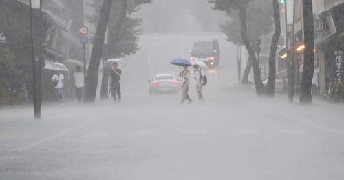 梅雨袭日本岛根县 1人连人带车坠河失踪