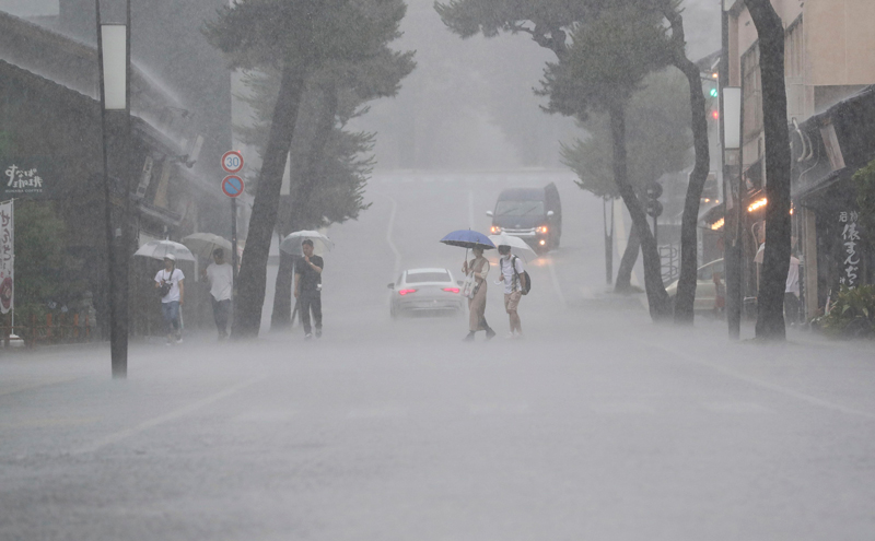 梅雨袭日本岛根县 1人连人带车坠河失踪