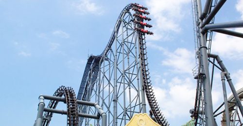 富士急云霄飞车 突停电卡轨道 17人困60公尺高空30分钟