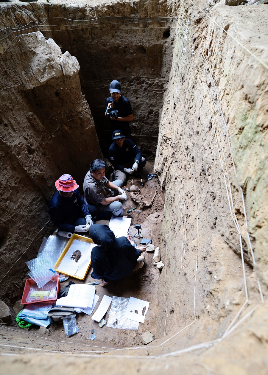 新石器时代前女性骨骸 移出话望生山洞