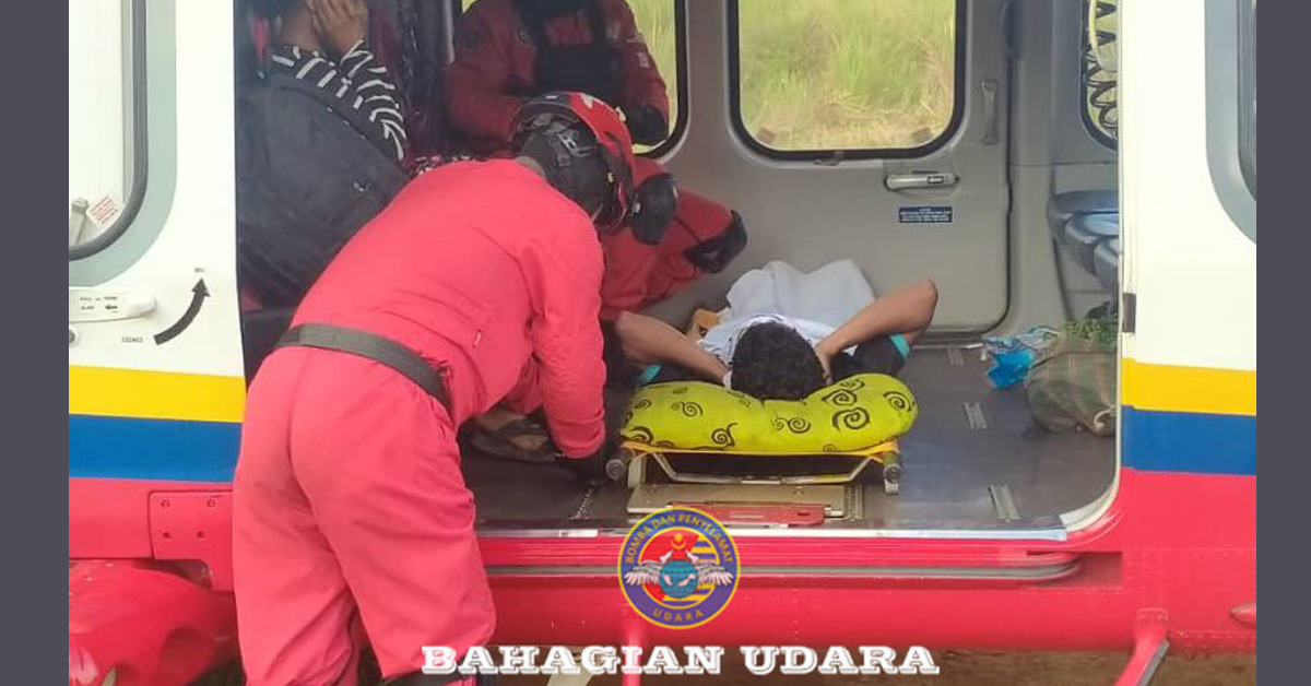消拯员用担架抬送伤者上机。