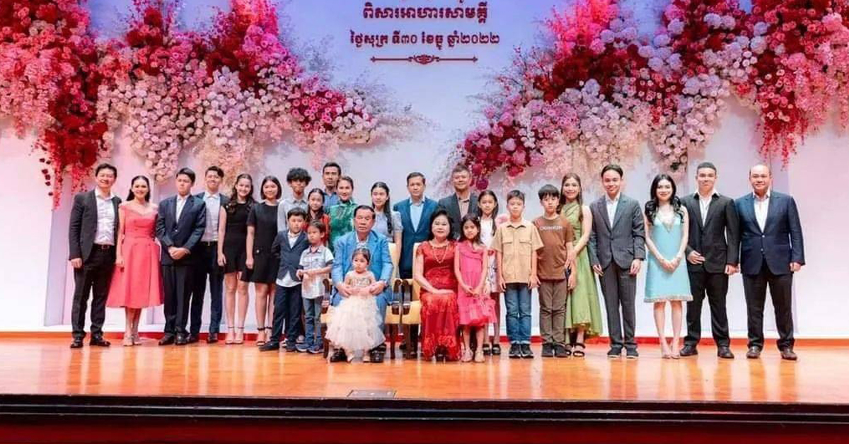 2022年12月30日举行的洪氏家族“亲人团圆饭”时，拍摄的洪森全家福。