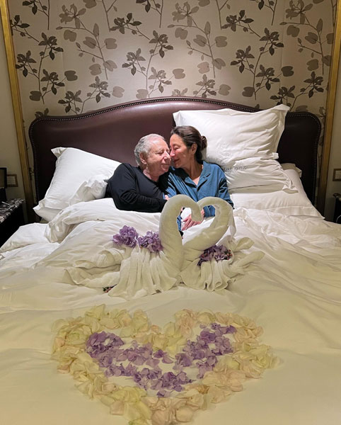 杨紫琼与尚托德坐躺在布置精美的洁白床上，闭上眼，鼻尖碰鼻尖，爱意满分。
