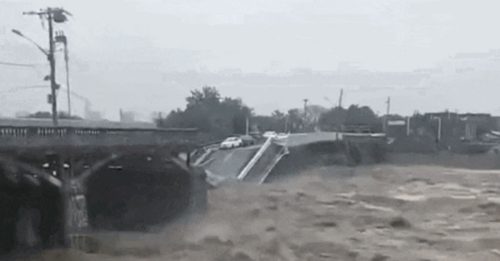 北京暴雨 致小清河橋坍塌