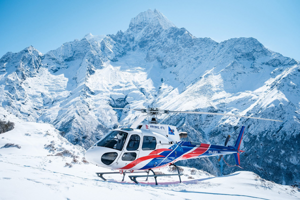 尼泊尔马南航空观光直升机。


