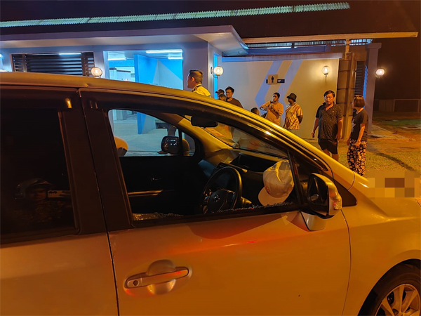 公众砸破司机座的车窗,救出受困的3名男女。