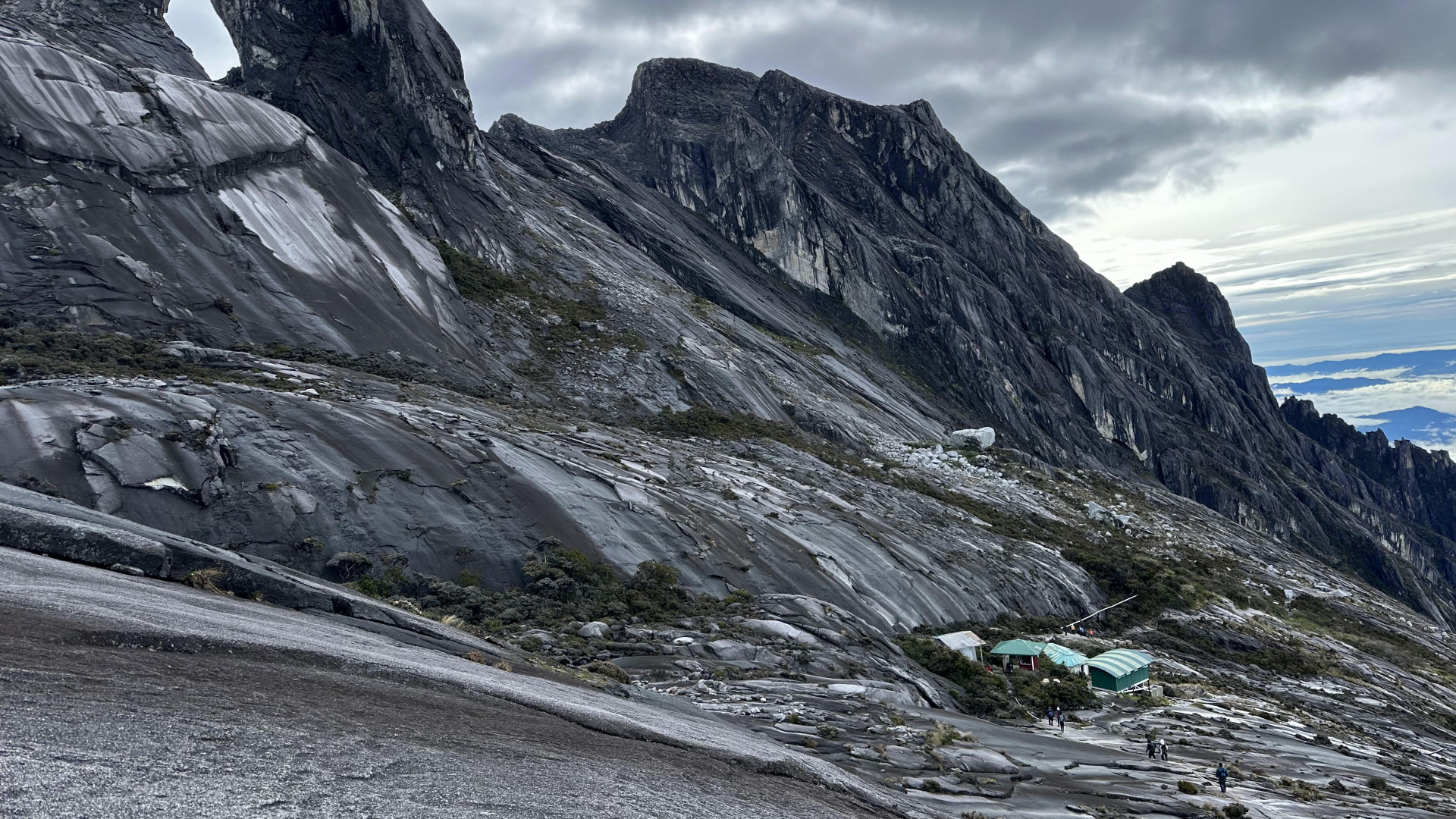 ■在海拔3668米处，设有最后一道名为sayat-sayat的检查站。2015年6月5日早上7点15分维持30秒的神山地震，主要灾难焦点就在这处的石头山背间。