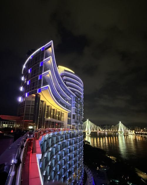 ■造型优美的海口市洲际酒店，是眺望整个海南夜景的最佳位置。