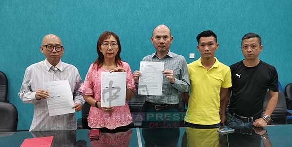 郭素沁（左2起）和林立迎出示报案纸，要求警方调查安努亚慕沙污衊林吉祥的言论，左为林晋伙，右起苏金发和赖俊权。
