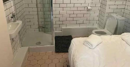 男子租Airbnb 惊见床在浴室里