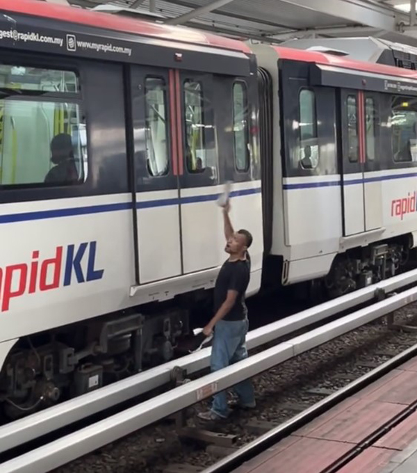 变态男突然跳到铁轨，用运动鞋不停拍到正在离站的列车。