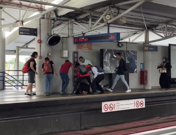 众人尝试向变态男子挥拳并拖拽才将女子救出。