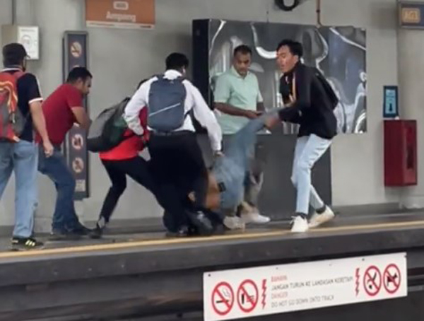 众人尝试向变态男子挥拳并拖拽才将女子救出。