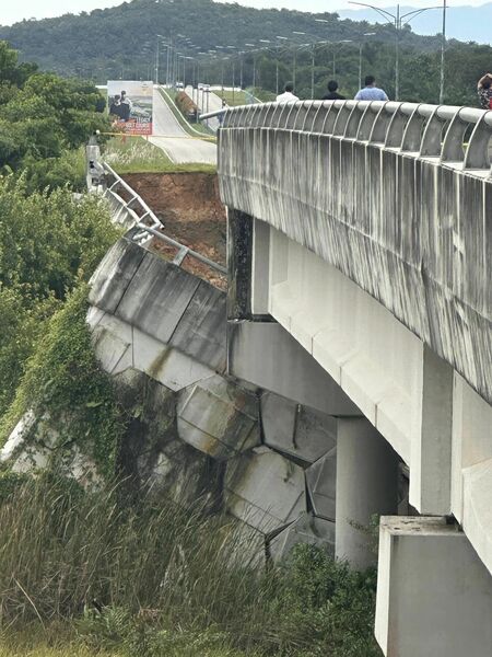 通往柔佛州森林城市的汽车高架天桥发生土崩，造成“断崖式”坍塌。