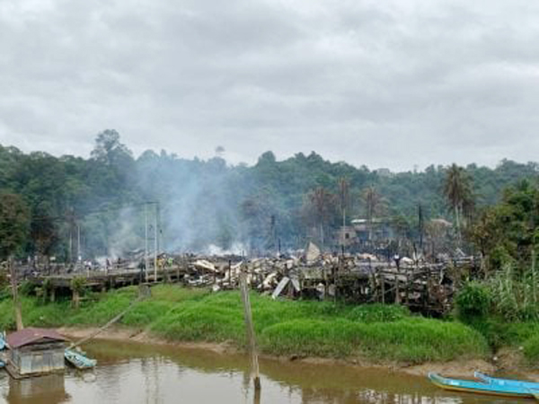 2栋60年历史建筑物失火 31店铺变废墟