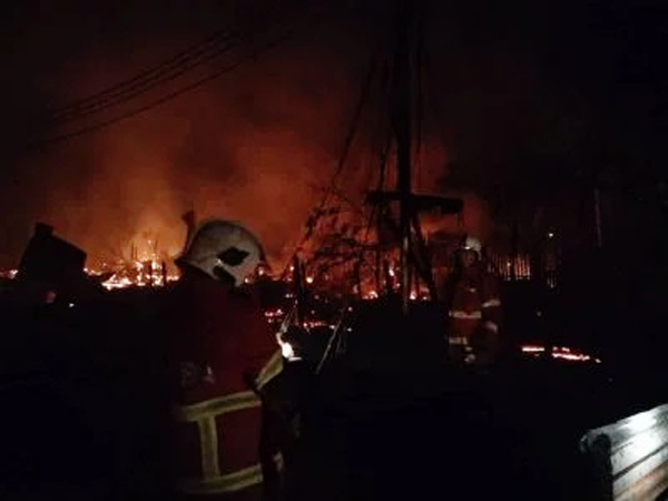 2栋60年历史建筑物失火 31店铺变废墟