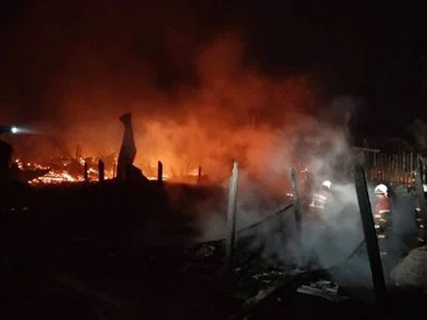 2栋60年历史建筑物失火 31店铺变废墟