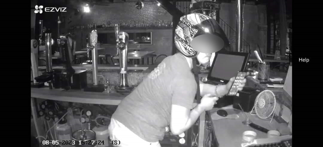 窃贼半夜砸玻璃潜入 偷光酒吧值钱电器
