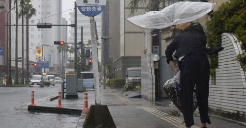 台风卡努袭日本九州 取消逾400航班 影响近6万人