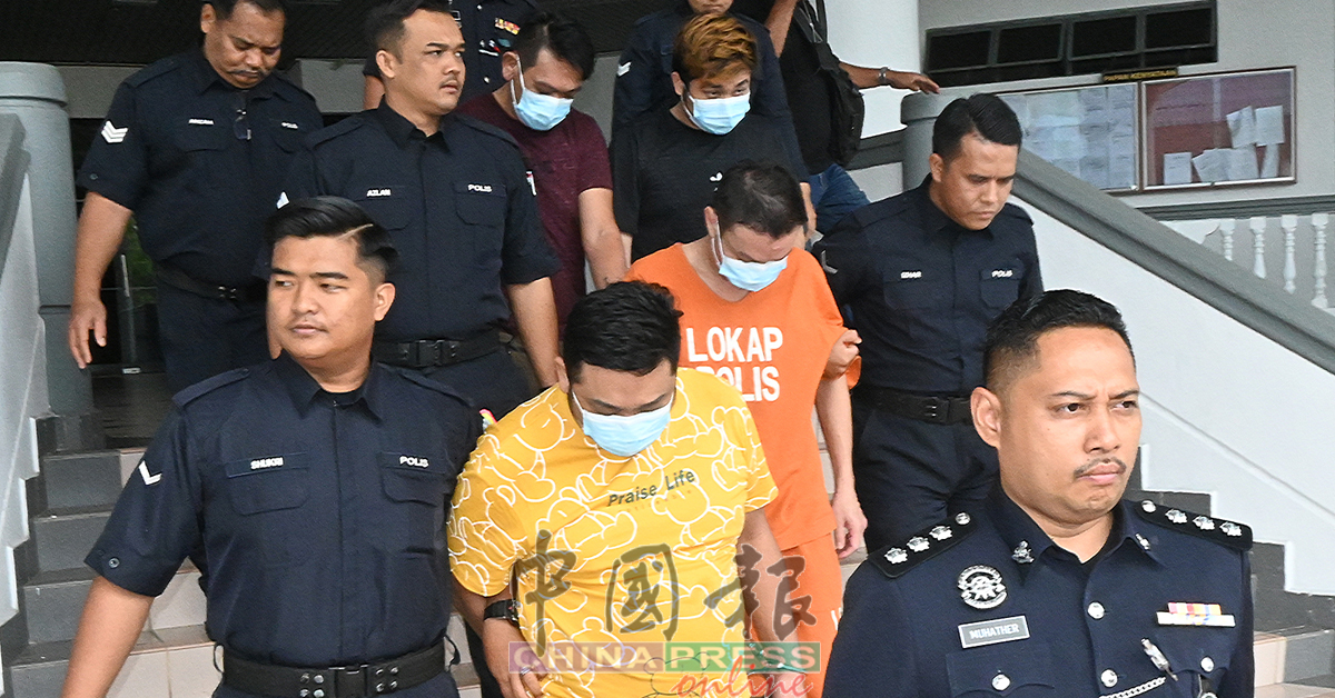 涉嫌谋杀2名文身男,4名华男林千文(黄衣者)、骆健成(橙色扣留所衣)、丹尼尔何金哲(黑衣)及温志荣(红衣者)被控谋杀罪。