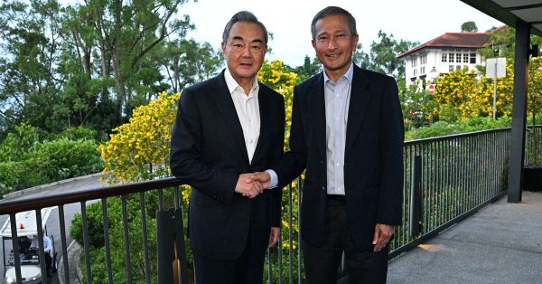 王毅与维文握手合照，两人都没有系上领带。