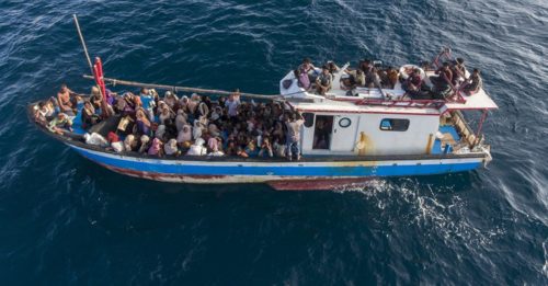 罗兴亚难民船海上解体 至少17人身亡