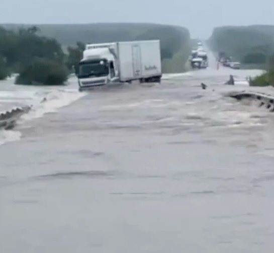 俄远东地区暴雨 500多处住所遭淹 9城市紧急状态