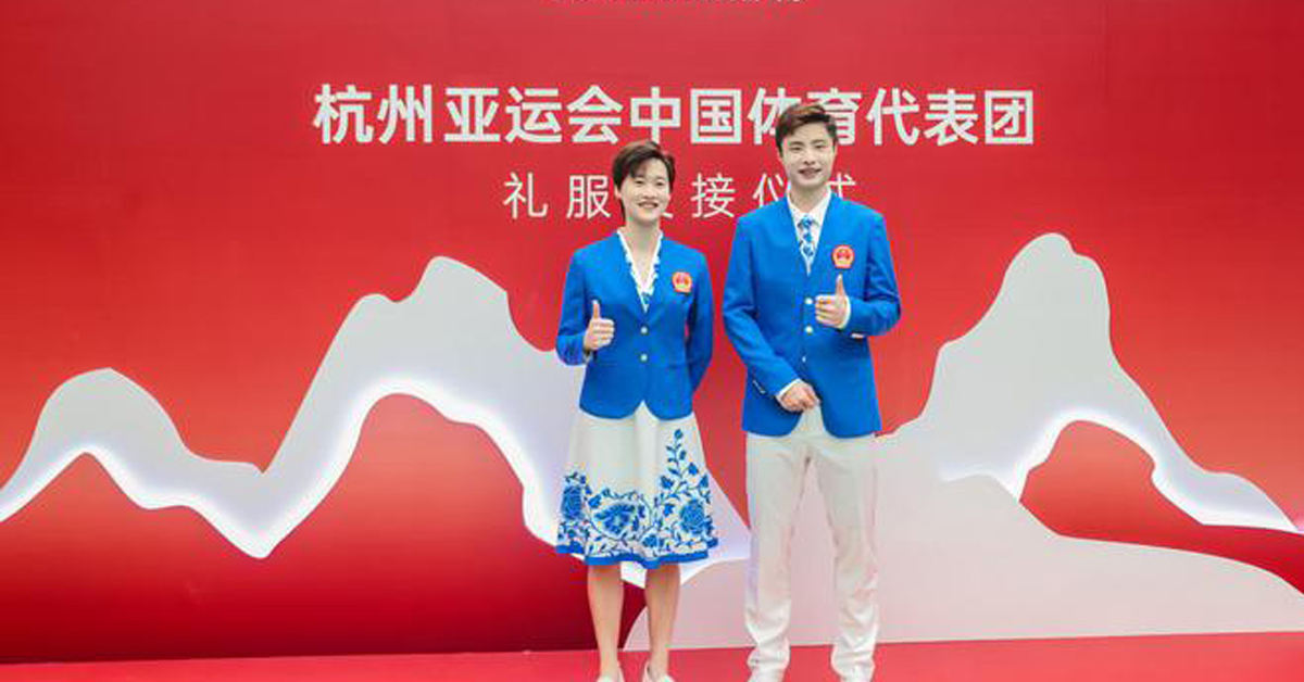 石宇奇（右）和陈雨菲周二展示杭州亚运会中国代表团礼服。（网易网截图）