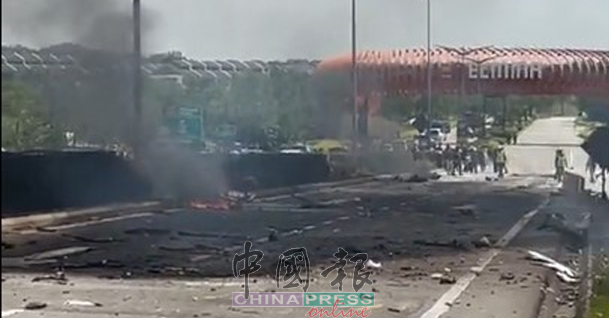 ◤小型飞机坠落10死 Part 5◢ 飞机师被烧成焦尸 现场遍地残骸